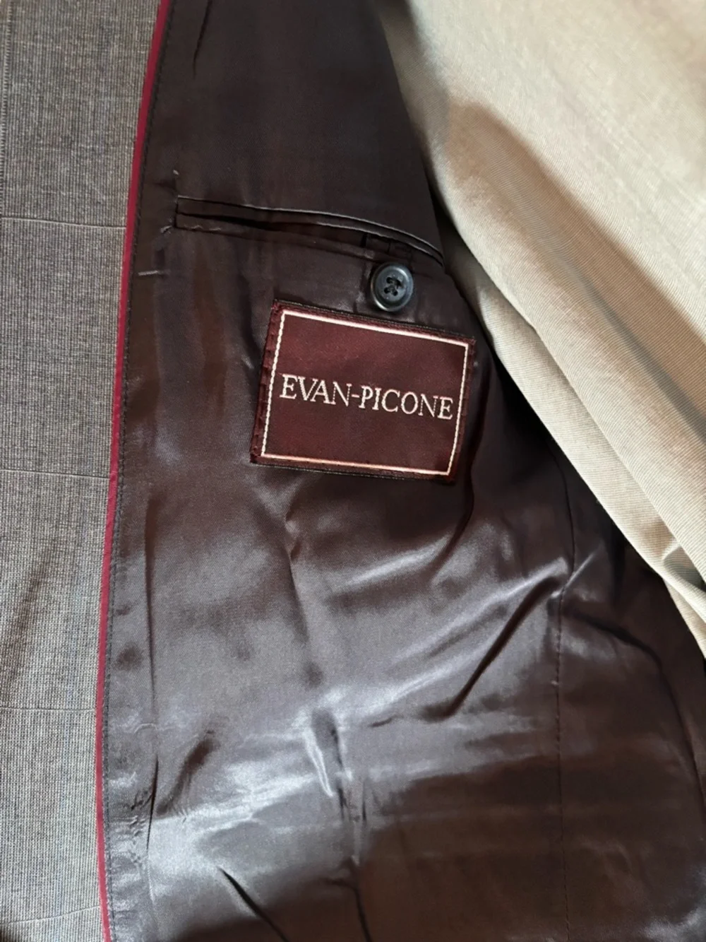 Evan Picone Men's Gray Two-Piece Suit with Subtle Pattern